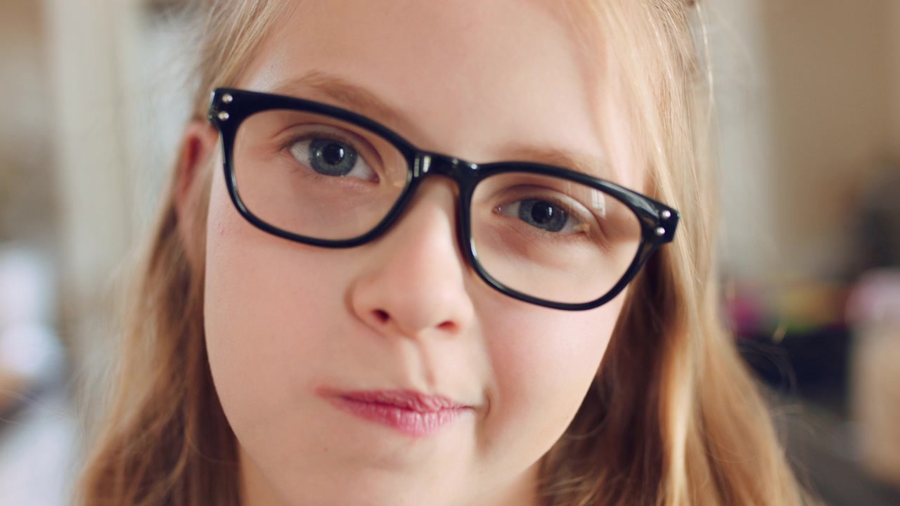 Primo piano di una giovane ragazza con gli occhiali
