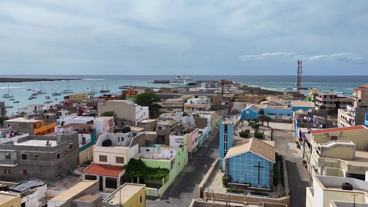 Toma de dron de la ciudad de Sal Rei en la Isla de Boa Vista, Cabo Verde, iglesia y edificios en un día caluroso y soleado