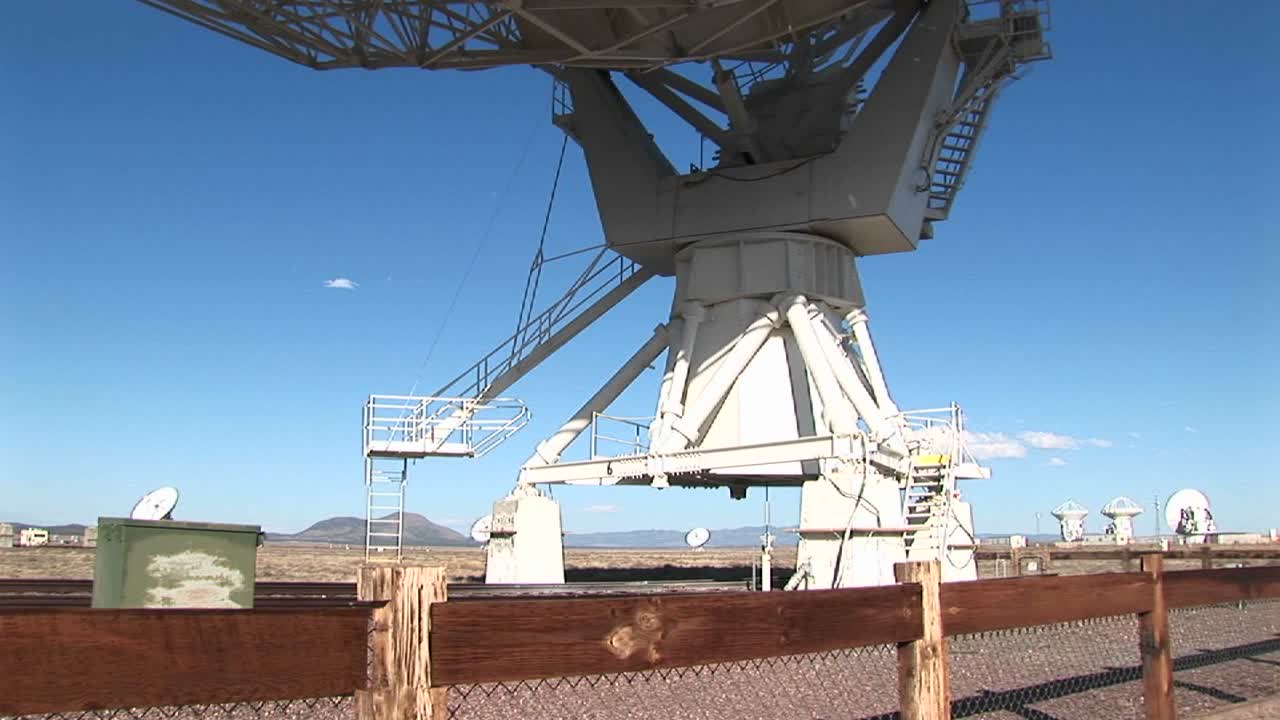 뉴멕시코의 국립전파천문대에서 위성 접시의 패닝