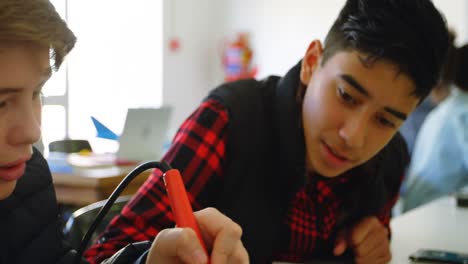 niños trabajando en un proyecto en el instituto de formación 4k