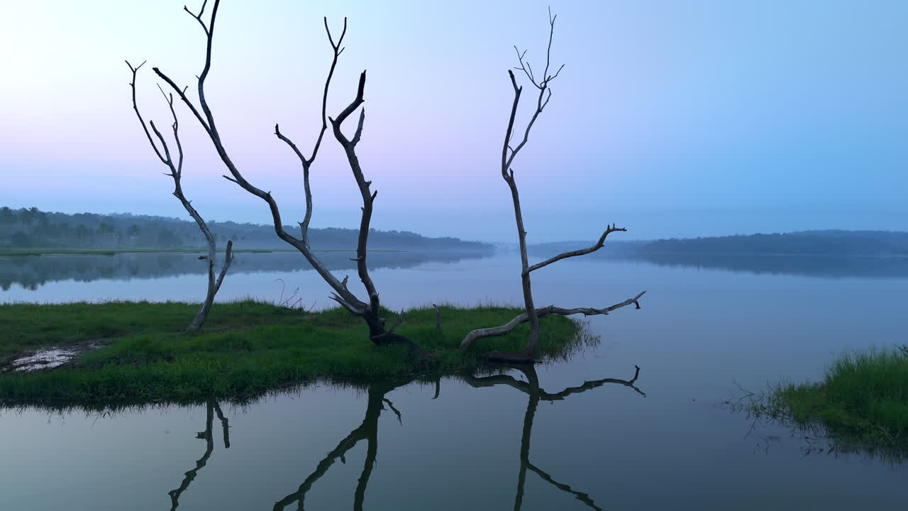 아침 조용한 호수, 태양 전에 호수는 하늘의 대기 효과를 반영하고 안개로 둘러싸여 있습니다.