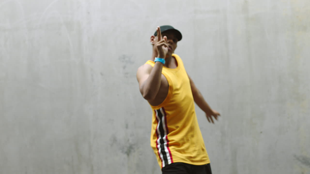 Danza hip hop eseguita da un giovane uomo di colore