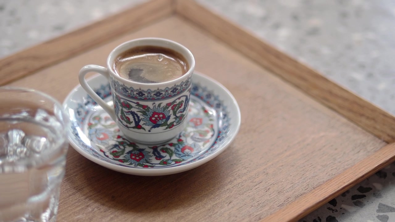 Tradisjonell tyrkisk kaffe servert på et trebrett