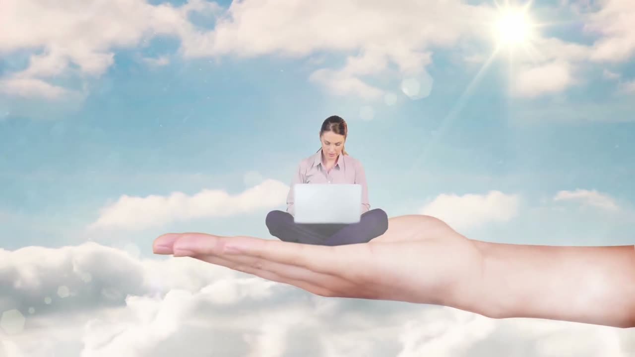 рука в руках сидящей бизнесменки, сосредоточенной на ноутбуке на фоне голубого неба.