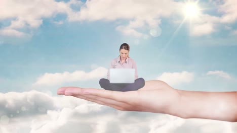 mujer de negocios sentada con la mano enfocada en la computadora portátil contra el cielo azul