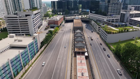 una toma aérea del tráfico en una intersección en el centro de atlanta, estados unidos.