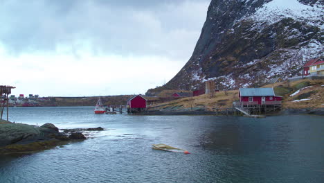 Filmische-Kamerafahrt-Zeigt-Fischregale-In-Reine,-Lofoten,-Norwegen