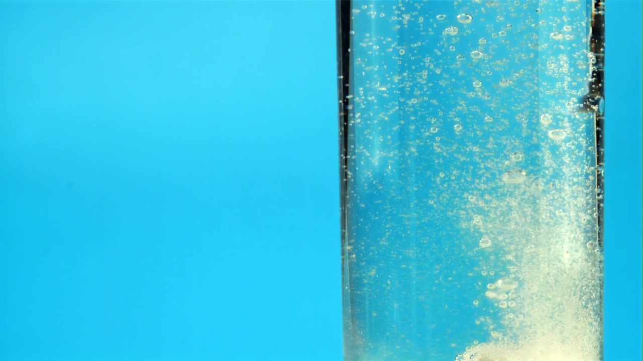 Compressa effervescente che si dissolve in acqua creando bolle.