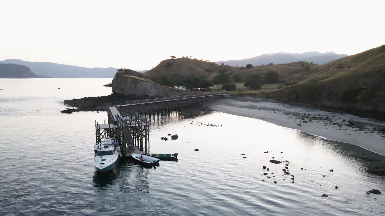 인도네시아 발리 해변에서 요트에 탑승하는 목조 부두에 있는 사람들