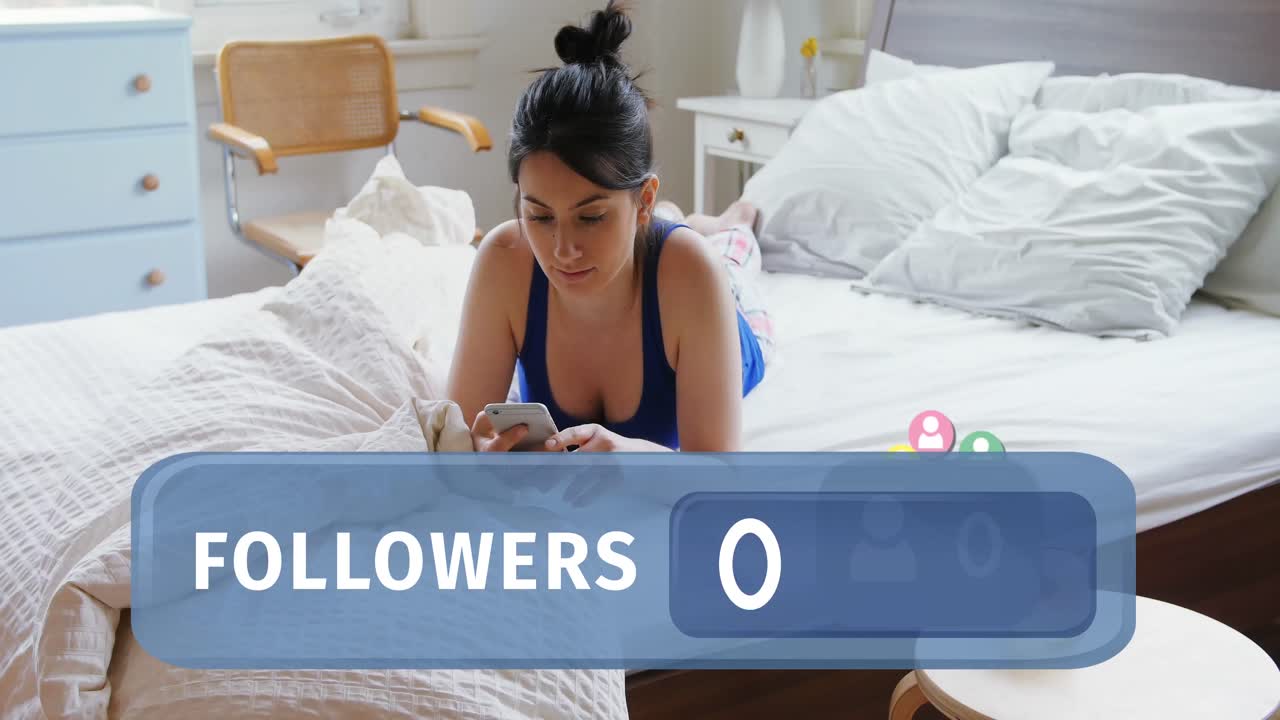 mujer acostada en la cama mientras revisa su cuenta de redes sociales 4k