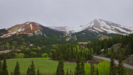 Vista-Nublada-Y-Neblinosa-De-Los-Picos-De-La-Cumbre-En-Ironton,-Colorado