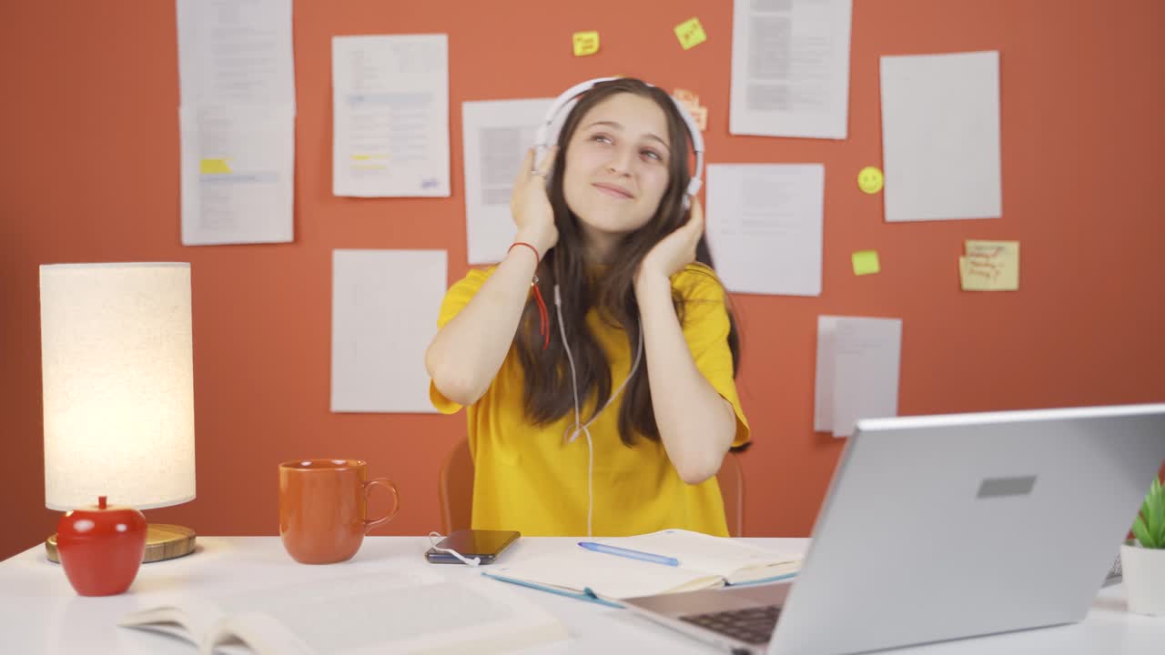 la niña escucha música.