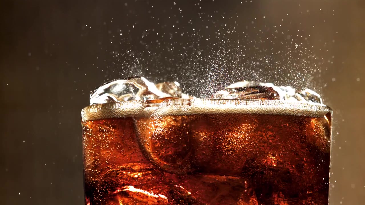 Rinfrescante bevanda di cola gassata con ghiaccio e bollicine