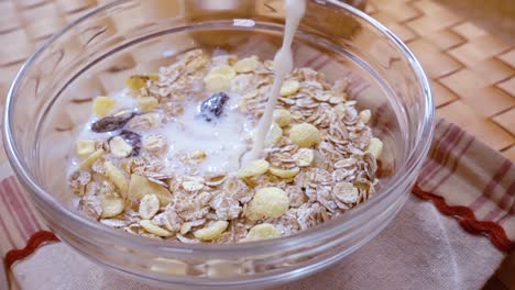 Muesli-De-Cereales-Integrales-En-Un-Tazón-Para-Un-Delicioso-Desayuno-Con-Leche-Por-La-Mañana.-Cámara-Lenta-Con-Seguimiento-De-Rotación.