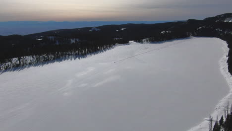 無人機追蹤科羅拉多州冰凍湖上的兩輛雪地摩托車