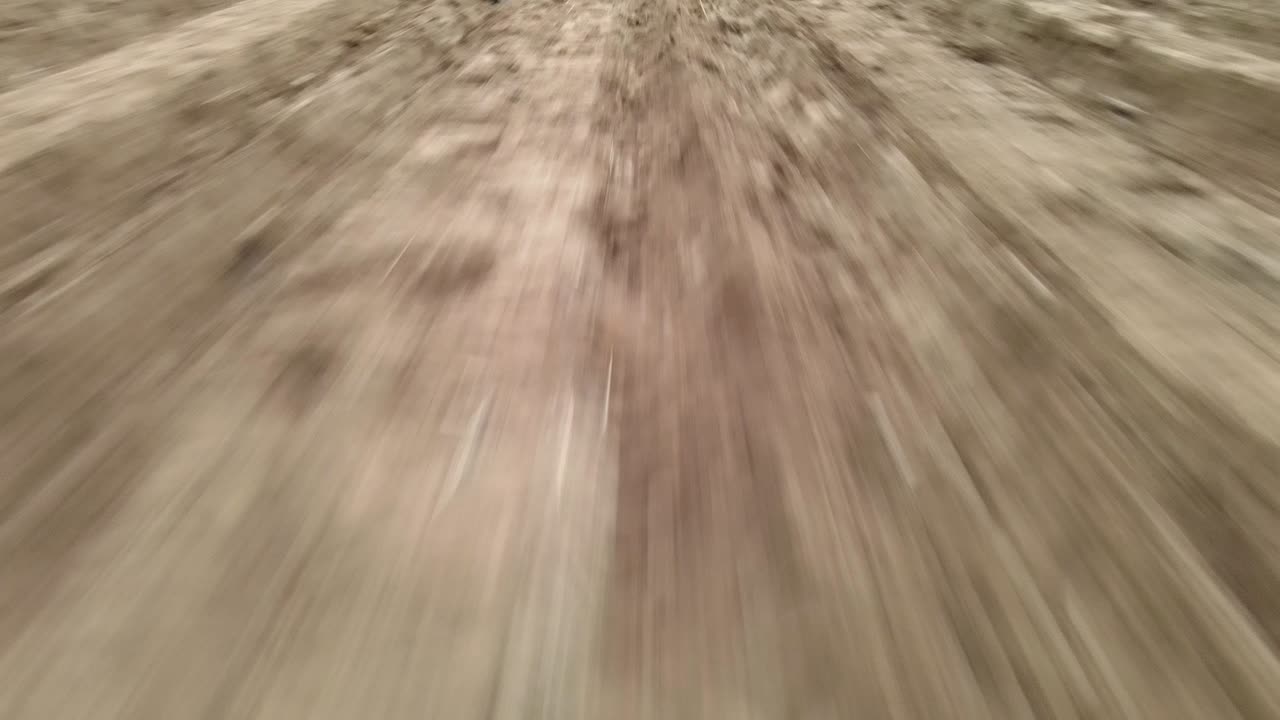 cámara en movimiento, el tractor está arando el suelo en preparación para plantar cultivos.