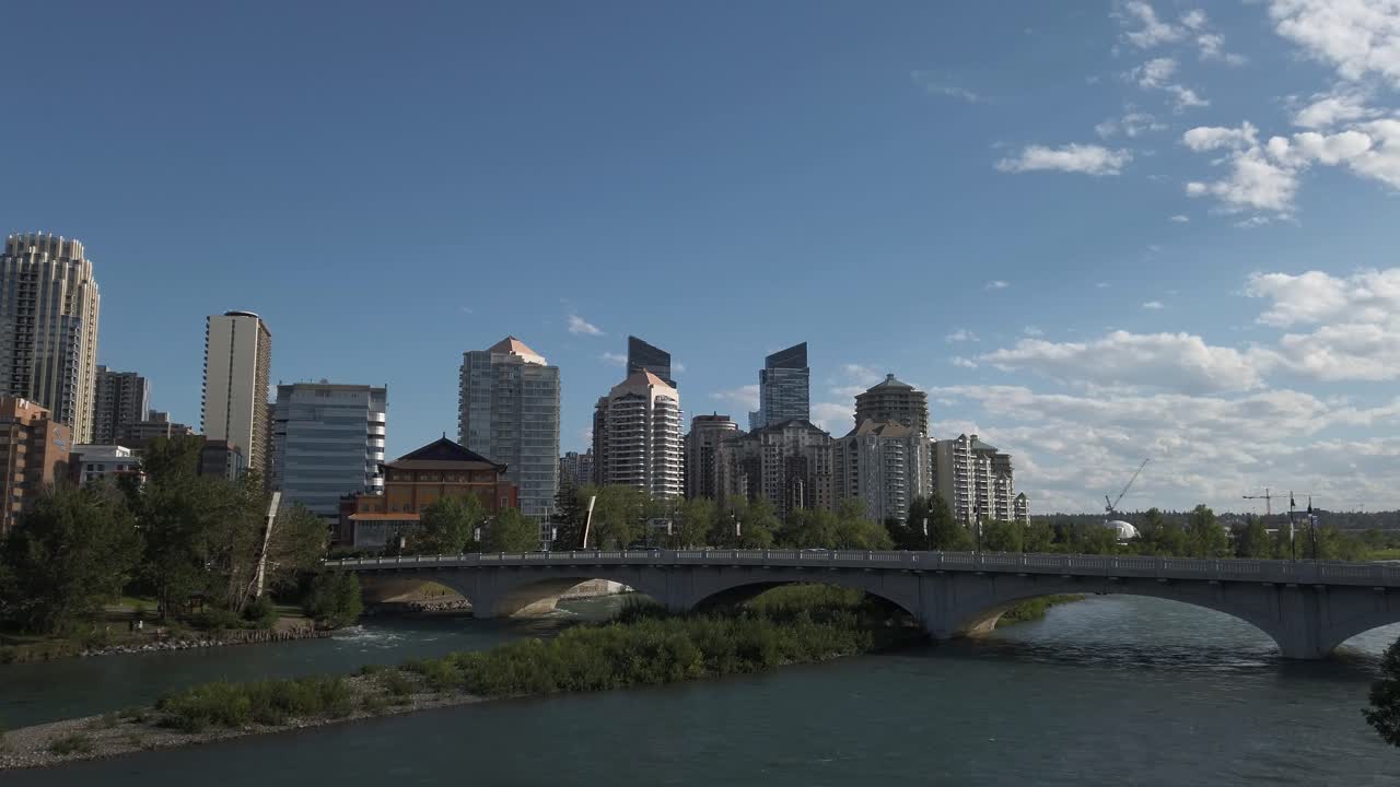 puentes de la ciudad pan sobre el río con rascacielos en un día soleado calgary alberta canadá