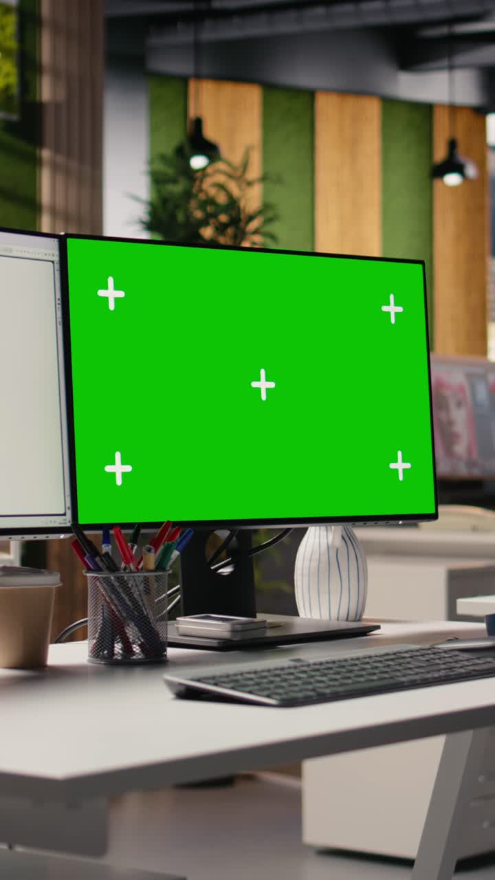 Vertikal video: Isoleret mockupskærm og videostreaming på platform på et tomt bureaukontor