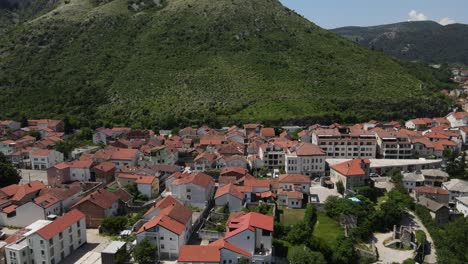 vista panorámica de la ciudad de mostar desde arriba, vista histórica de la ciudad