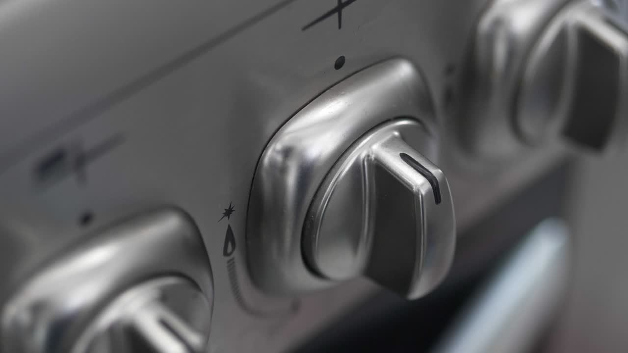 4k - 요리사는 가스 스토브를 켜고