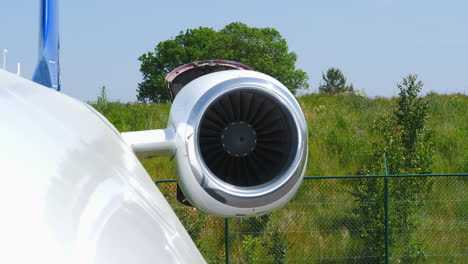 primer plano de la turbina del avión que aterrizó, probando la inversión del empuje