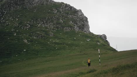 excursionista caminando por un paisaje de montaña