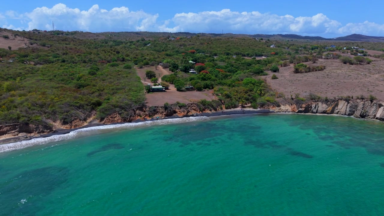 Playa Negra con spiaggia di sabbia nera vulcanica sull'isola di Vieques, Porto Rico, America Centrale. Ripresa aerea