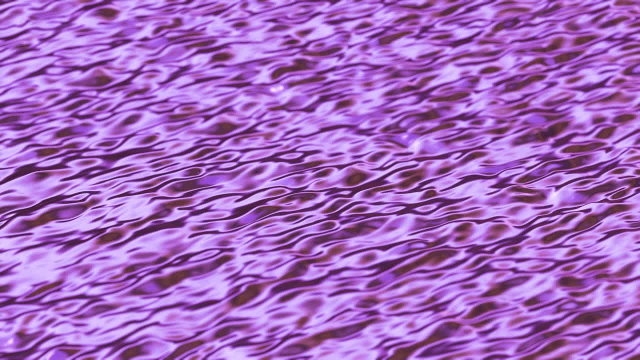 la superficie del agua metálica púrpura que se balancea