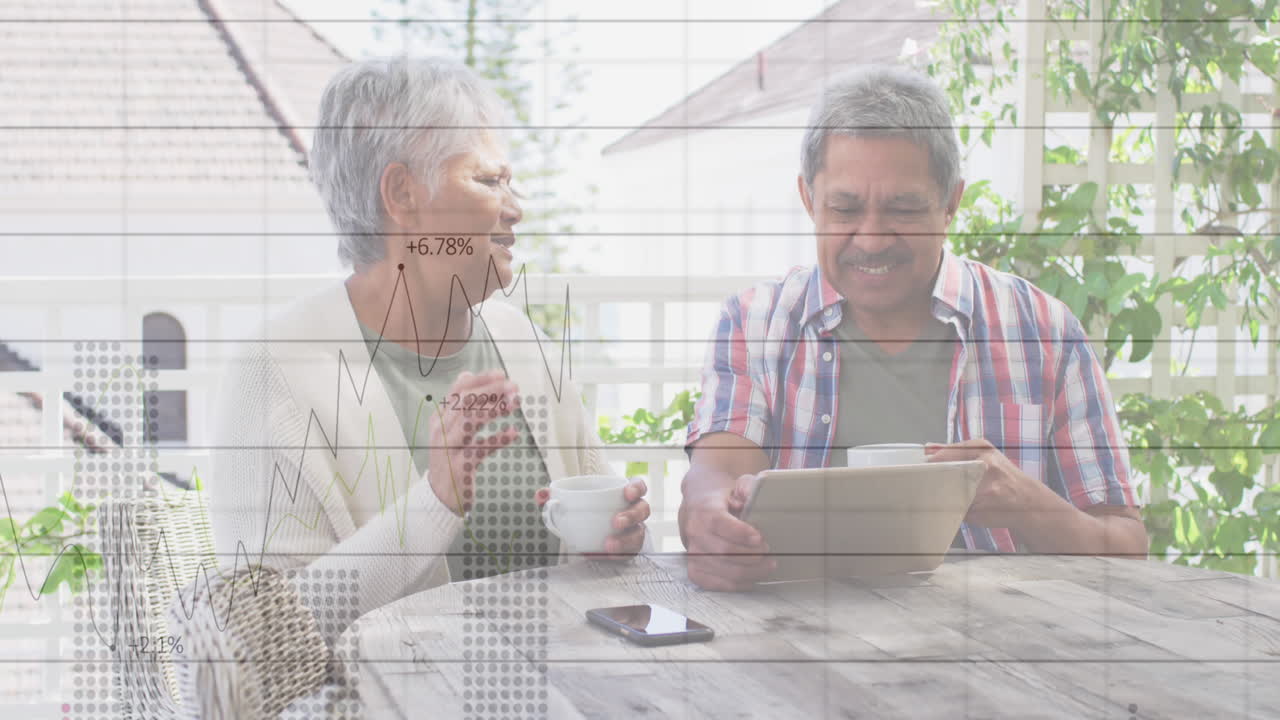 집에서 디지털 태블릿을 사용하는 아프리카계 미국인 노인 부부에 대한 통계 데이터 처리