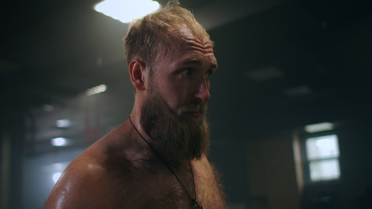 운동실에서 느린 동작으로 증기를 가진  ⁇  흘린 피곤한 운동 선수는 훈련 후 휴식을 취합니다. 힘과 호흡을 회복합니다. 동기 부여와 스포츠