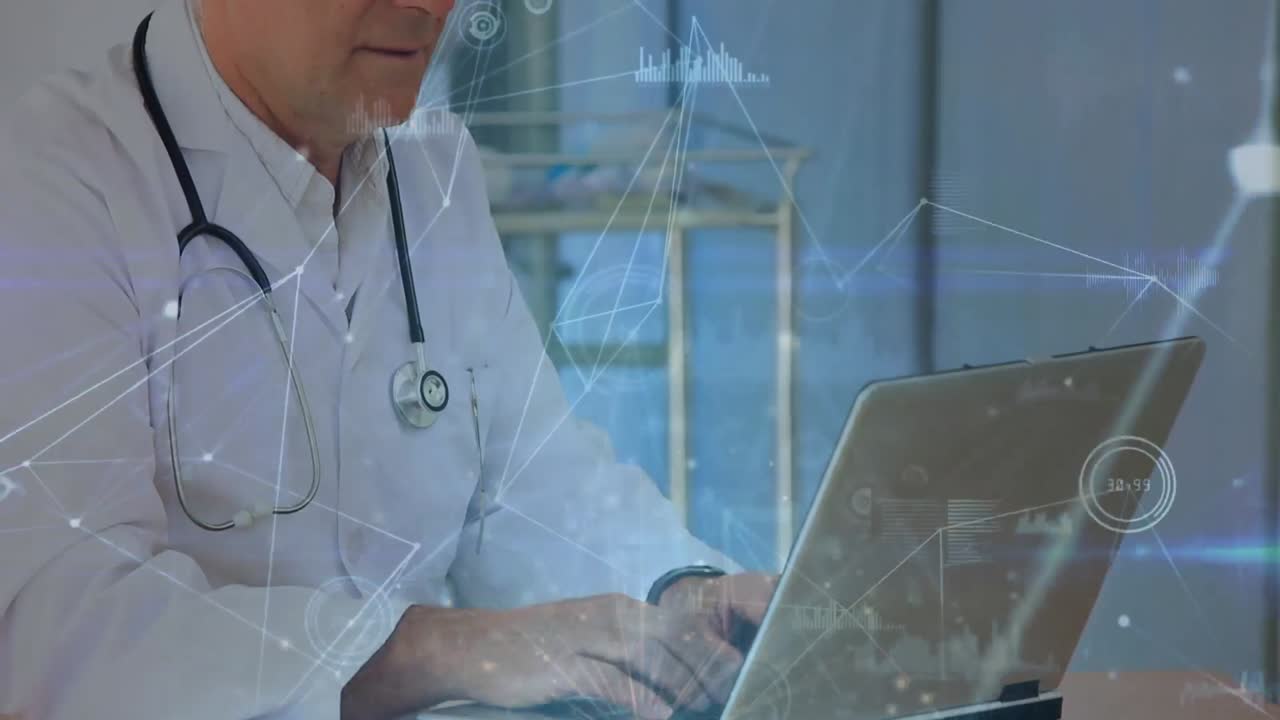 animación de conexiones a través de un médico caucásico de alto rango que utiliza una computadora portátil