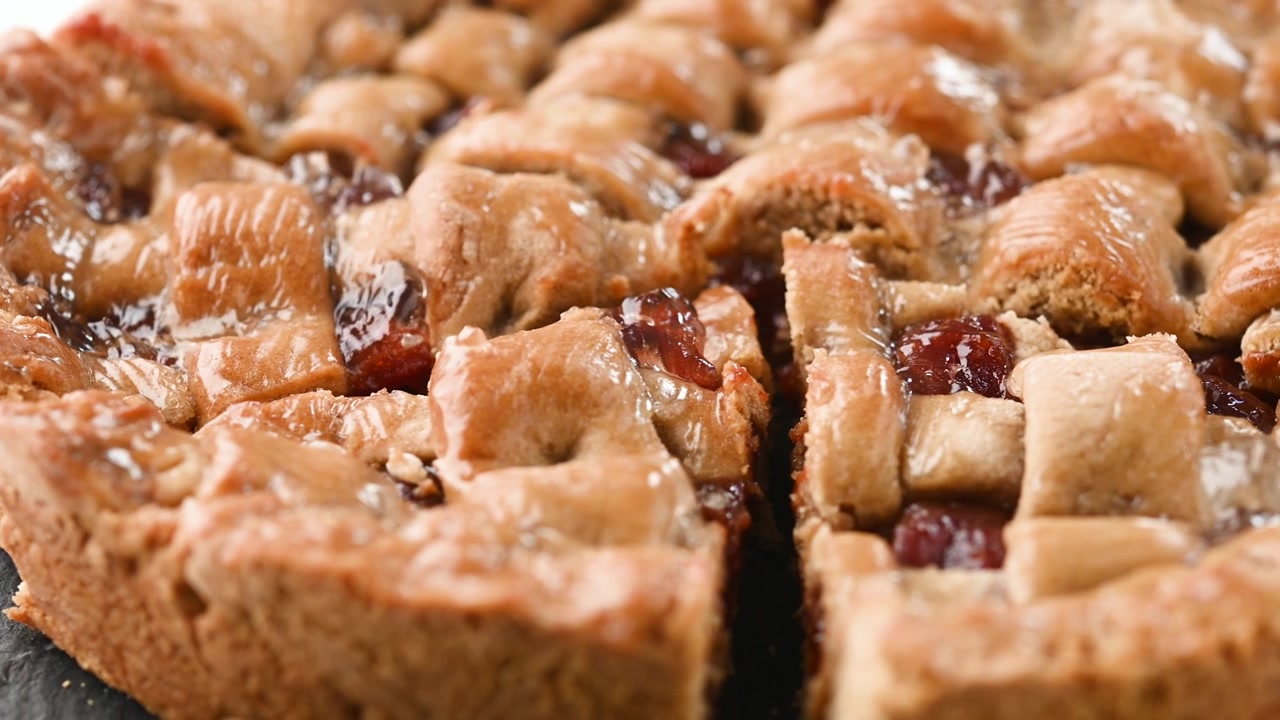 Primo piano di una crostata di ciliegie con reticolo appena sfornata.