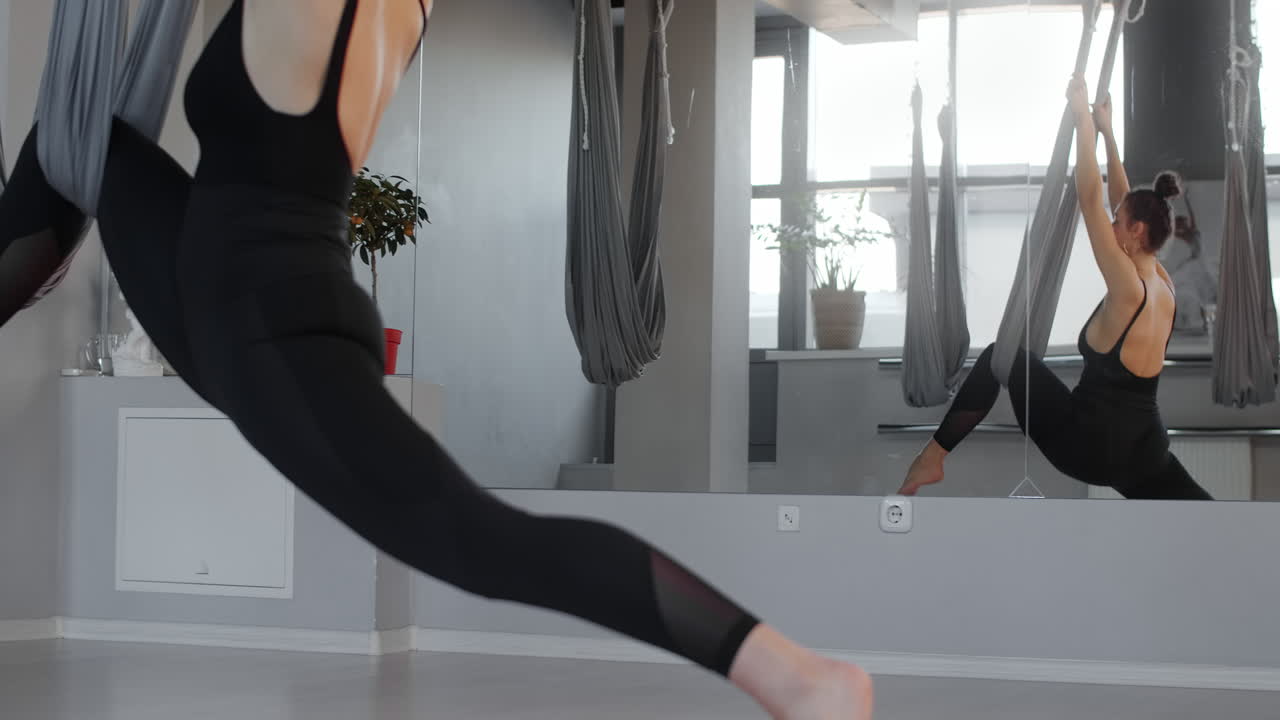 항공 요가를 연습하는 여성