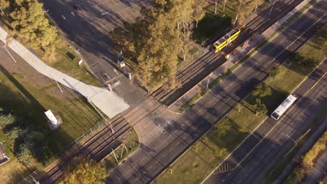 Vista-Aérea-Orbitando-En-Movimiento-Tranvía-Amarillo-En-La-Pista