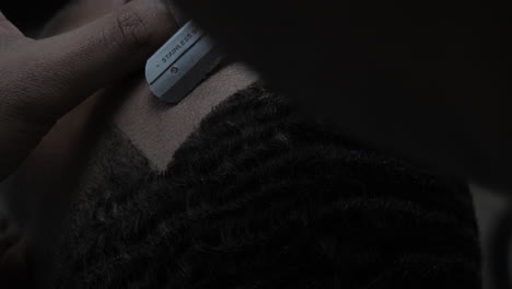 barbero afeita una línea de cabello perfecta