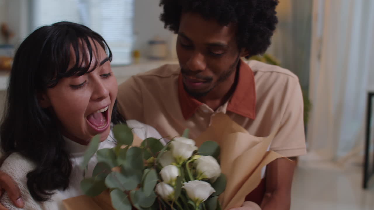 Marito che sorprende la moglie con dei fiori per San Valentino