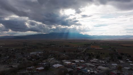 Estableciendo-Un-Disparo-De-Drone-Yendo-Hacia-Las-Nubes-De-Tormenta-Con-La-Luz-Del-Sol-Entrando