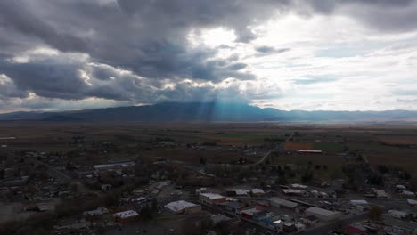 estableciendo el disparo del dron hacia las nubes de tormenta con la luz del sol entrando