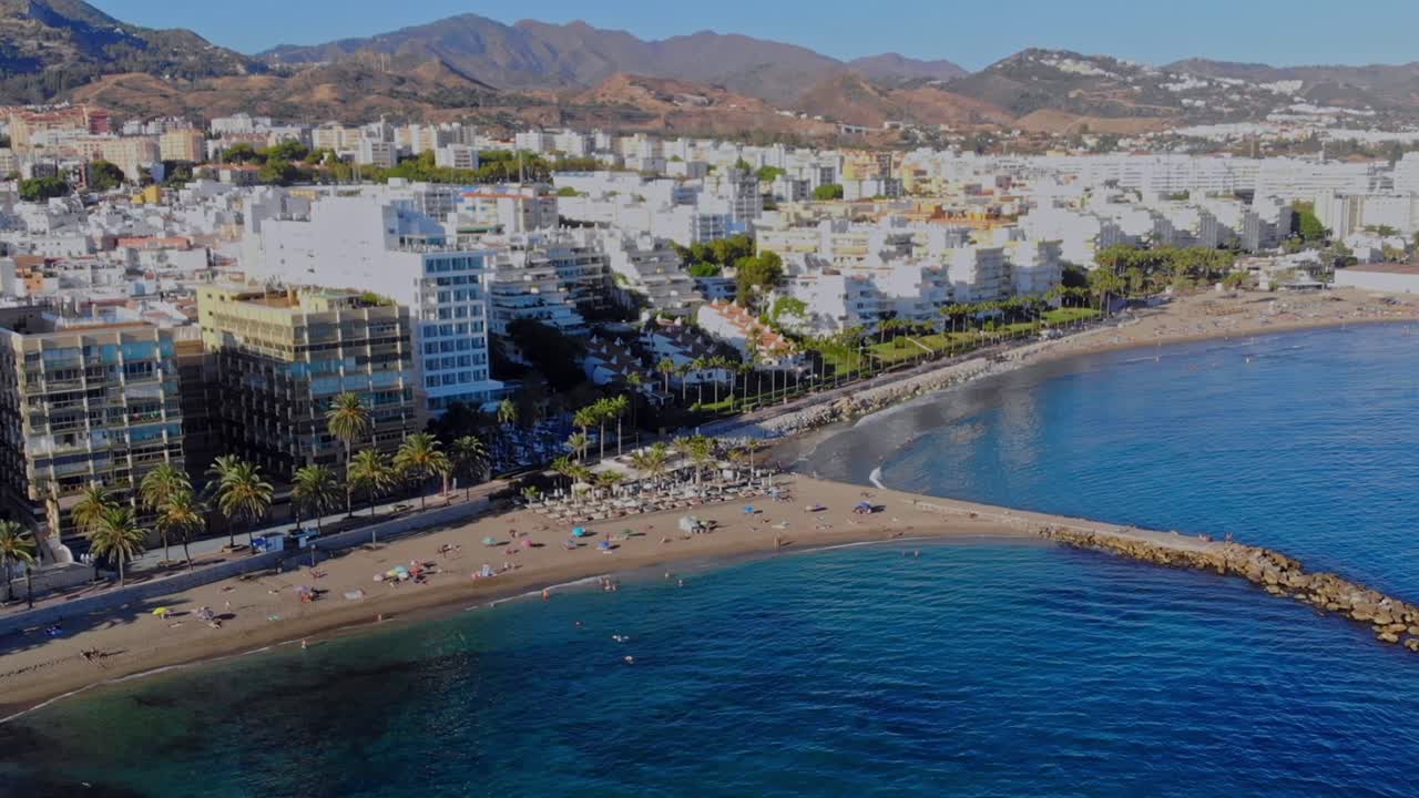 drone filmado desde la orilla del mar, filmando la playa en marbella, españa