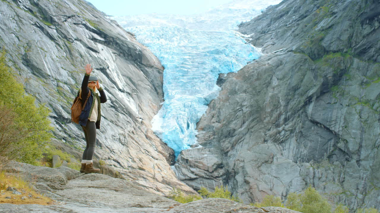 mujer experimenta un glaciar en vr