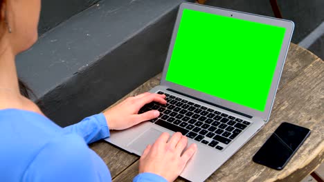 sección media de una mujer usando una computadora portátil en la mesa en un café al aire libre 4k