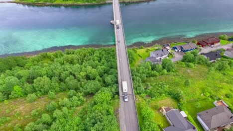 Los-Coches-De-Caravanas-Pasan-Por-El-Puente-Hacia-Bronnoysund.