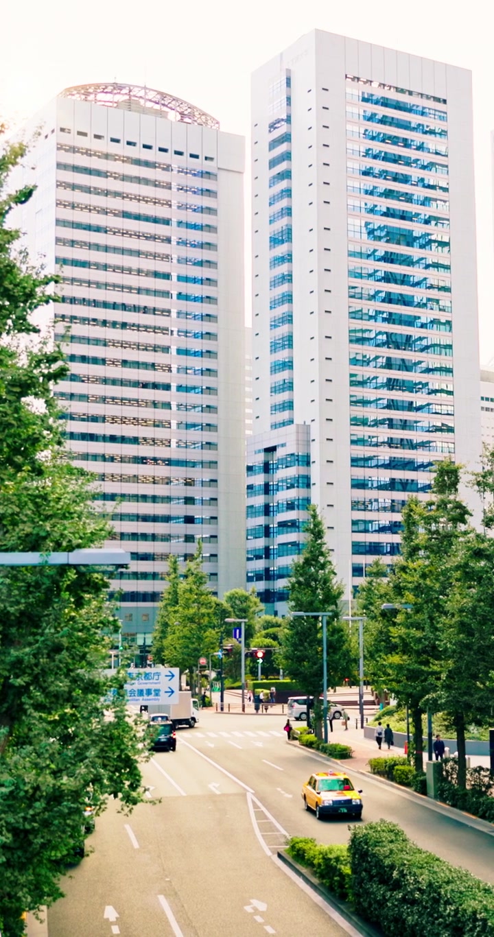 Edifícios de escritórios modernos e tráfego de rua em Tóquio