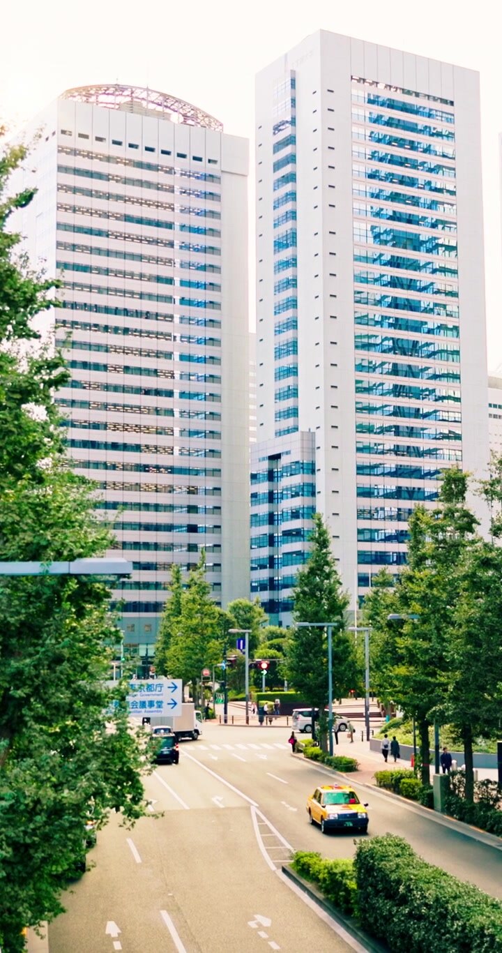 Edifícios de escritórios modernos e tráfego de rua em Tóquio