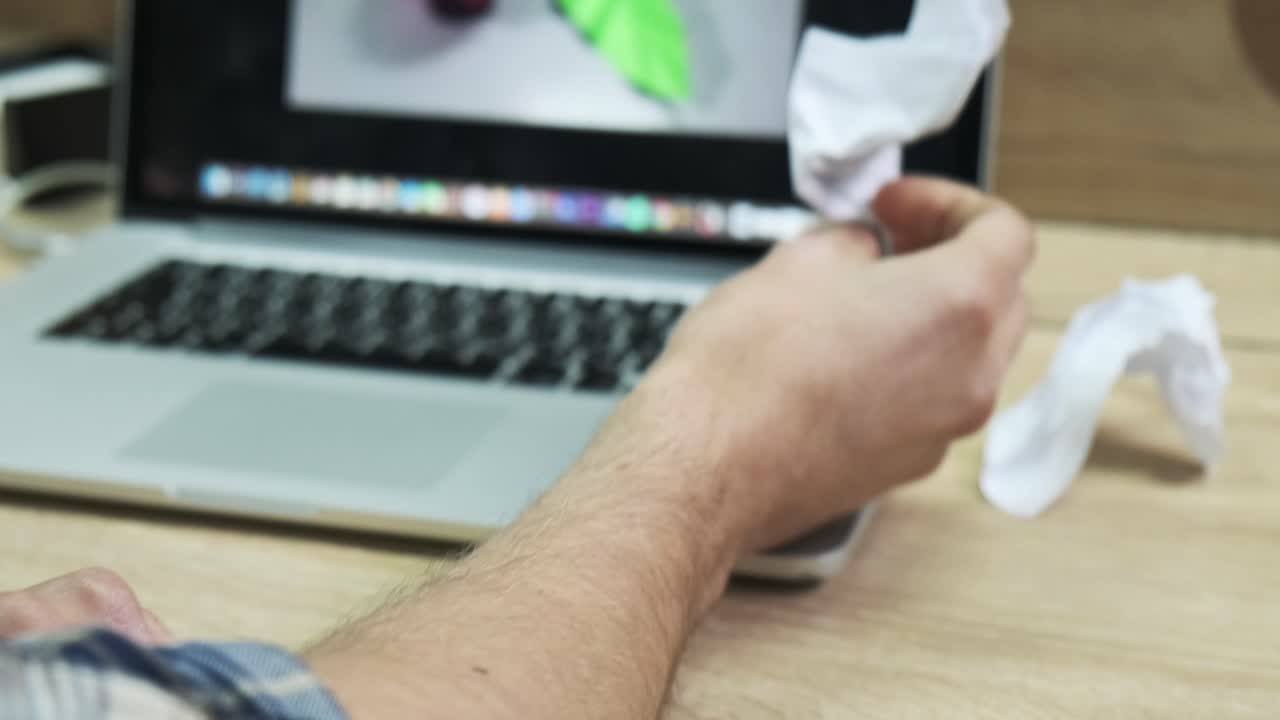 una persona arrugando papel en un escritorio