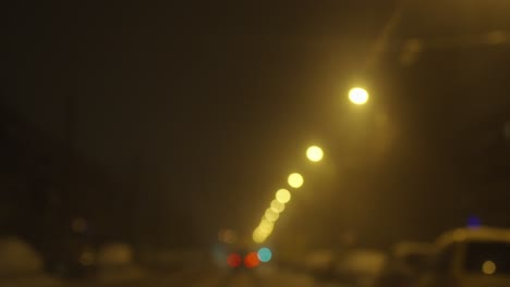 밤 시간에 빛나는 노란색 거리 조명, 운전, 흐릿한 보기