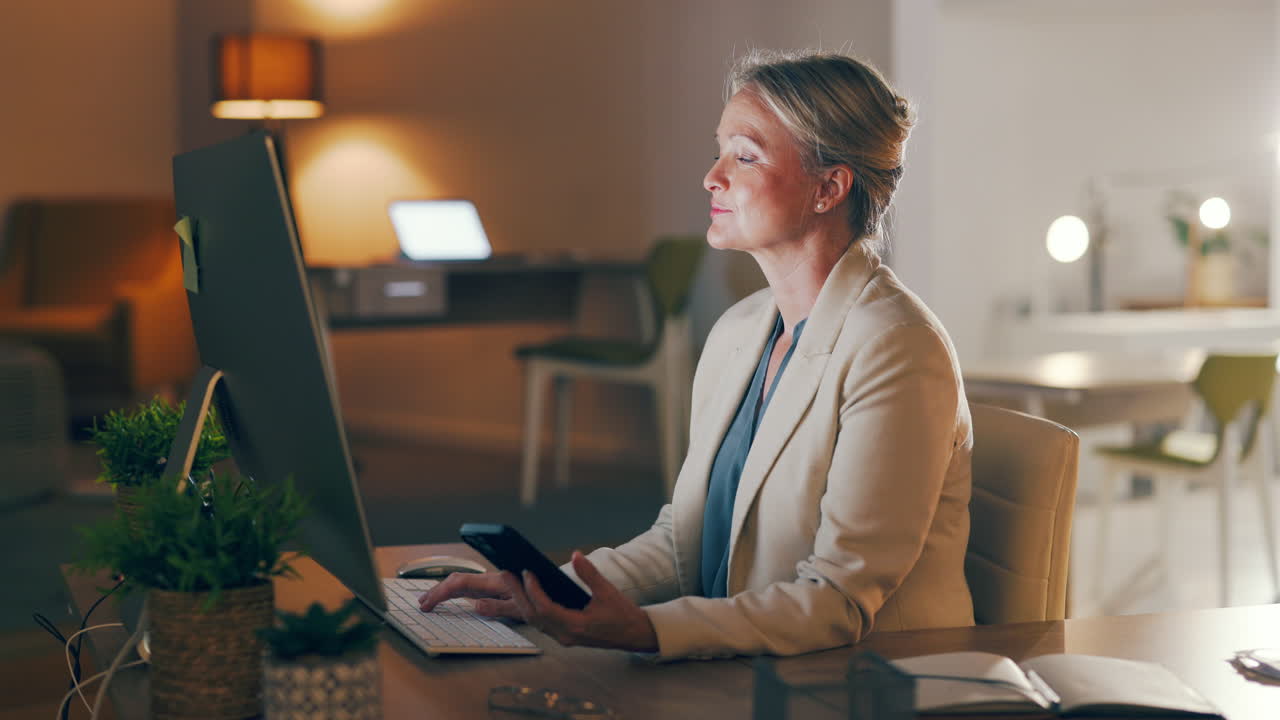 Telefon, datamaskin og glad kvinne som multitasker