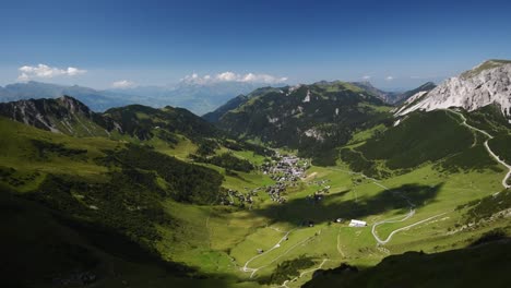 panorama-weitwinkelansicht des malbuntals im fürstentum liechtenstein