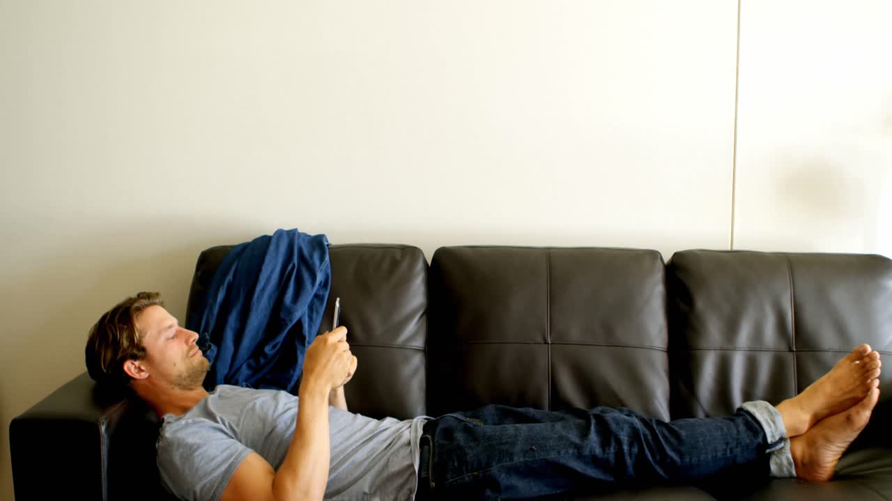 거실 4k에서 휴대 전화를 사용하는 남자