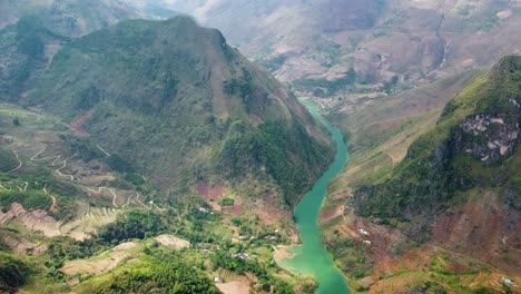 Birdseye-view-of-idyllic-mountainous-landscape-and-turquoise-river-water-in-Vietnam